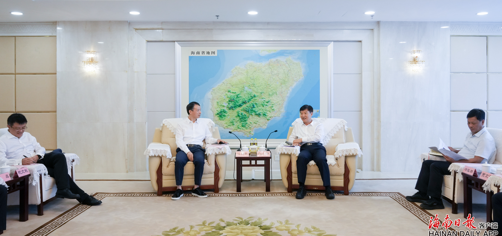 海南(nan)省省長(zhang)劉小(xiǎo)明會見複星國(guo)際(ji)聯(lian)席董事長(zhang)汪群斌一(yi)行